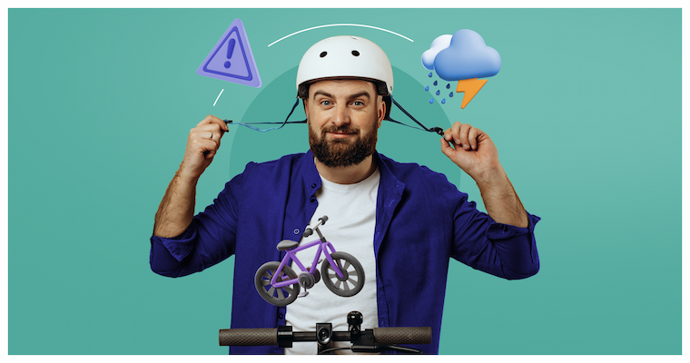 Homem com as mãos por cima de uma miniatura de bicicleta representando a proteção do seguro bike