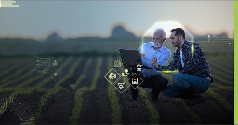 Imagem de dois homens conversando sobre o Seguro Agrícola do seu negócio