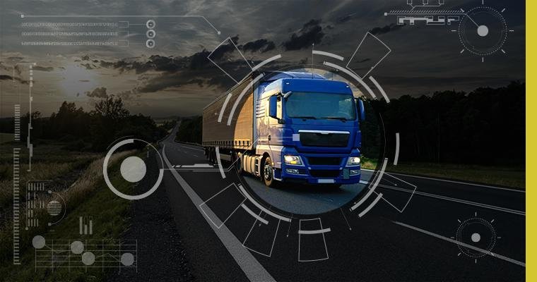 Imagem de caminhão transportando cargas na estrada em segurança por contar com seguro de cargas